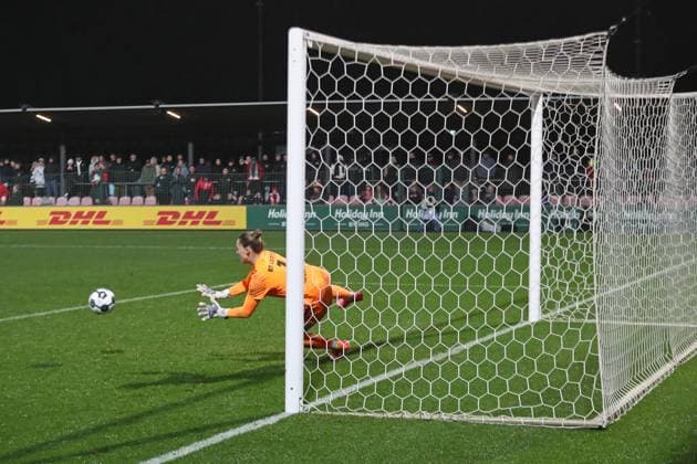 DFB Pokal Women RB Leipzig SV Werder Bremen 16 11 2025 Goalkeeper Elvira Herzog 1, RB Leipzig saves a penalty during the penalty shootout Football, DFB Pokal Women, Season 2025 2026, Round of 16 RB Leipzig vs SV Werder Bremen on 16 11 2025, Training Center Cottaweg, Leipzig DFB REGULATIONS PROHIBIT ANY USE OF PHOTOGRAPHS AS IMAGE SEQUENCES AND OR QUASI VIDEO Copyright: xBEAUTIFULxSPORTS JanxKaeferx