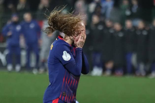DFB Pokal Frauen RB Leipzig SV Werder Bremen 16 11 2025 Lou Ann Joly 6, RB Leipzig slaps her hands in front of her face in disappointment after her missed penalty Football, DFB Pokal Frauen, Saison 2025 2026, Achtelfinale RB Leipzig vs SV Werder Bremen am 16 11 2025, Trainingszentrum Cottaweg, Leipzig DFB REGULATIONS PROHIBIT ANY USE OF PHOTOGRAPHS AS IMAGE SEQUENCES AND OR QUASI VIDEO Copyright: xBEAUTIFULxSPORTS JanxKaeferx