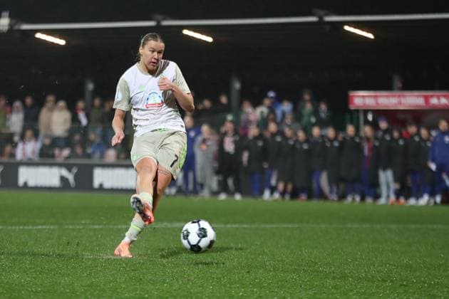 DFB Pokal Women RB Leipzig SV Werder Bremen 16 11 2025 Larissa Mühlhaus 7, Werder Bremen shoots a penalty kick Football, DFB Pokal Women, Season 2025 2026, Round of 16 RB Leipzig vs SV Werder Bremen on 16 11 2025, Training Center Cottaweg, Leipzig DFB REGULATIONS PROHIBIT ANY USE OF PHOTOGRAPHS AS IMAGE SEQUENCES AND OR QUASI VIDEO Copyright: xBEAUTIFULxSPORTS JanxKaeferx