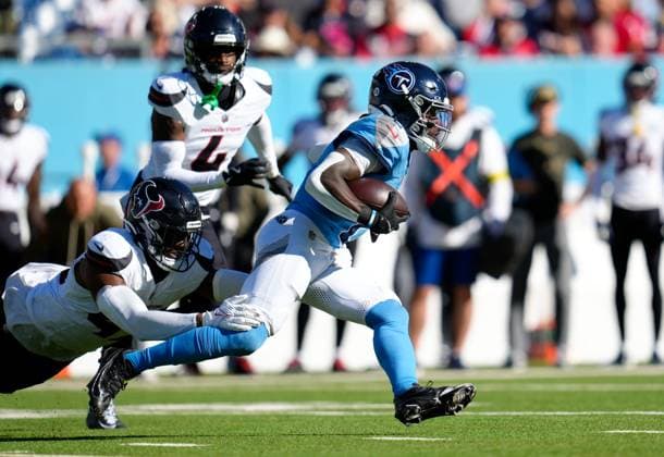 November 16, 2025, Nashville, Tennessee, USA: Texans linebacker E.J. SPEED (45) reaches out for Titans running back TONY POLLARD (20) on a carry during an NFL, American Football Herren, USA game between the Tennessee Titans and the Houston Texans on November 16, 2025 in Nashville, Tennessee. The Texans won, 16-13. Nashville USA - ZUMAc201 20251116_zap_c201_044 Copyright: xScottxColemanx