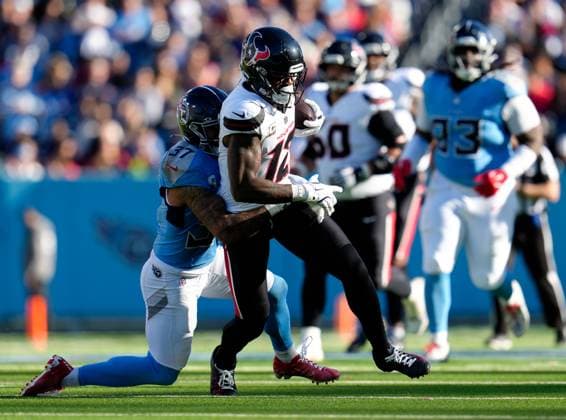 November 16, 2025, Nashville, Tennessee, USA: Texans wide receiver NICO COLLINS (12) carries the ball for a first down after a catch during an NFL, American Football Herren, USA game between the Tennessee Titans and the Houston Texans on November 16, 2025 in Nashville, Tennessee. The Texans won, 16-13. Nashville USA - ZUMAc201 20251116_zap_c201_050 Copyright: xScottxColemanx