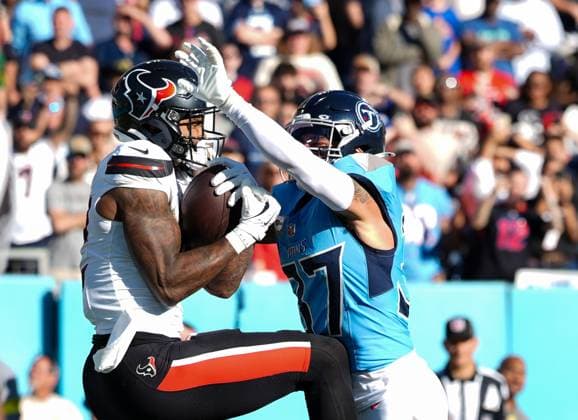 November 16, 2025, Nashville, Tennessee, USA: Texans wide receiver NICO COLLINS (12) makes a touchdown catch against Titans safety AMANI HOOKER (37) during an NFL, American Football Herren, USA game between the Tennessee Titans and the Houston Texans on November 16, 2025 in Nashville, Tennessee. The Texans won, 16-13. Nashville USA - ZUMAc201 20251116_zap_c201_057 Copyright: xScottxColemanx