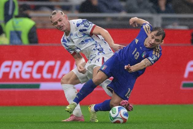 Milan, Italy, 16th November 2025. Julian Ryerson of Norway clashes with Nicolo Barella of Italy during the Italy vs Norway FIFA World Cup, WM, Weltmeisterschaft, Fussball European Qualifying match at Giuseppe Meazza, Milan. Picture credit should read: Jonathan Moscrop Sportimage EDITORIAL USE ONLY. No use with unauthorised audio, video, data, fixture lists, club league logos or live services. Online in-match use limited to 120 images, no video emulation. No use in betting, games or single club league player publications. SPI_052_JM_ITALY_NORWAY_EQ SPI-4294-0052