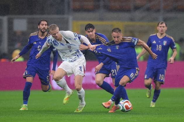 Milan, Italy, 16th November 2025. Erling Haaland of Norway clashes with Davide Frattesi of Italy during the Italy vs Norway FIFA World Cup, WM, Weltmeisterschaft, Fussball European Qualifying match at Giuseppe Meazza, Milan. Picture credit should read: Jonathan Moscrop Sportimage EDITORIAL USE ONLY. No use with unauthorised audio, video, data, fixture lists, club league logos or live services. Online in-match use limited to 120 images, no video emulation. No use in betting, games or single club league player publications. SPI_054_JM_ITALY_NORWAY_EQ SPI-4294-0054