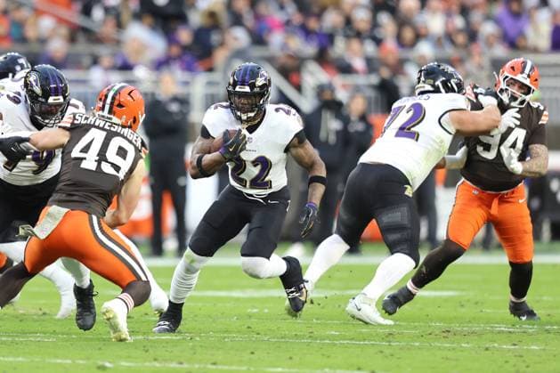 Baltimore Ravens Derrick Henry (22) runs up the middle against the Cleveland Browns in the first quarter at Huntington Bank Field in Cleveland, Ohio on Sunday November 16, 2025.  CLE20251116114 AARONxJOSEFCZYK