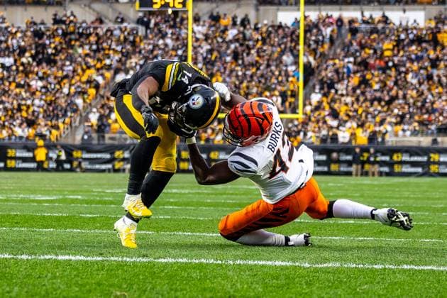November 16, 2025, Pittsburgh, Pennsylvania, USA: Cincinnati Bengals linebacker OREN BURKS (42) attempts to drag down Pittsburgh Steelers running back KENNETH GAINWELL (14) short of the endzone during the NFL, American Football Herren, USA football game between the Pittsburgh Steelers and the Cincinnati Bengals at Acrisure Stadium in Pittsburgh, Pennsylvania. Pittsburgh USA - ZUMAg257 20251116_zsp_g257_013 Copyright: xBrentxGudenschwagerx