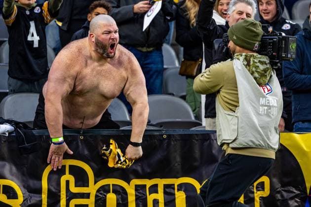 November 16, 2025, Pittsburgh, Pennsylvania, USA: A Pittsburgh Steelers fan during the NFL, American Football Herren, USA football game between the Pittsburgh Steelers and the Cincinnati Bengals at Acrisure Stadium in Pittsburgh, Pennsylvania. Pittsburgh USA - ZUMAg257 20251116_zsp_g257_017 Copyright: xBrentxGudenschwagerx