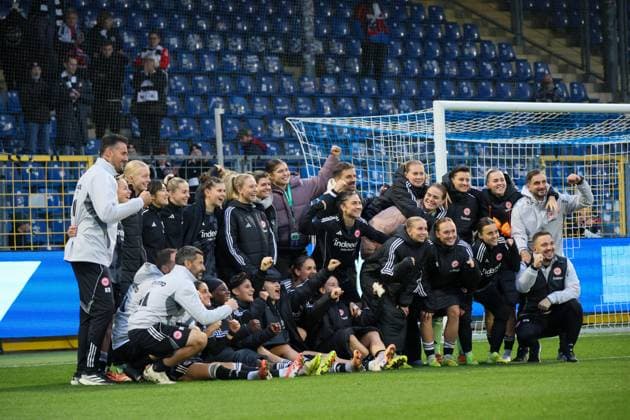 Sinsheim, Germany 16 November 2025 DFB Pokal Women 1 8 Final 2025 2026 TSG 1899 Hoffenheim vs Eintracht Frankfurt In the picture team photo of the players and the coaching team Eintracht Frankfurt celebrating after the victory against TSG Hoffenheim and the guaranteed entry into the DFB Cup quarter-finals DFB regulations prohibit any use of photographs as image sequences and or quasi video Dietmar Hopp Stadion Baden Württemberg Copyright: xFotostandx xFantinix