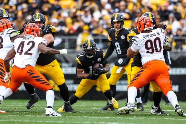 November 16, 2025, Pittsburgh, Pennsylvania, USA: Pittsburgh Steelers running back KENNETH GAINWELL (14) carries the ball during the NFL, American Football Herren, USA football game between the Pittsburgh Steelers and the Cincinnati Bengals at Acrisure Stadium in Pittsburgh, Pennsylvania. Pittsburgh USA - ZUMAg257 20251116_zsp_g257_027 Copyright: xBrentxGudenschwagerx