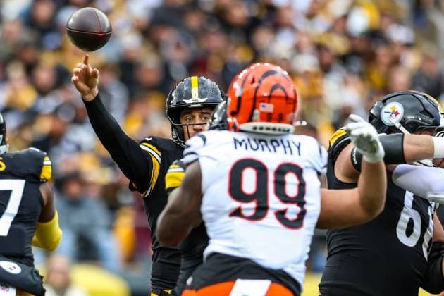 November 16, 2025, Pittsburgh, Pennsylvania, USA: Pittsburgh Steelers quarterback AARON RODGERS (8) throws from the pocket during the NFL, American Football Herren, USA football game between the Pittsburgh Steelers and the Cincinnati Bengals at Acrisure Stadium in Pittsburgh, Pennsylvania. Pittsburgh USA - ZUMAg257 20251116_zsp_g257_031 Copyright: xBrentxGudenschwagerx