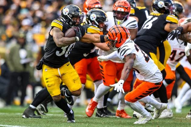November 16, 2025, Pittsburgh, Pennsylvania, USA: Pittsburgh Steelers running back JAYLEN WARREN (30) attempts a stiff arm in the backfield during the NFL, American Football Herren, USA football game between the Pittsburgh Steelers and the Cincinnati Bengals at Acrisure Stadium in Pittsburgh, Pennsylvania. Pittsburgh USA - ZUMAg257 20251116_zsp_g257_047 Copyright: xBrentxGudenschwagerx