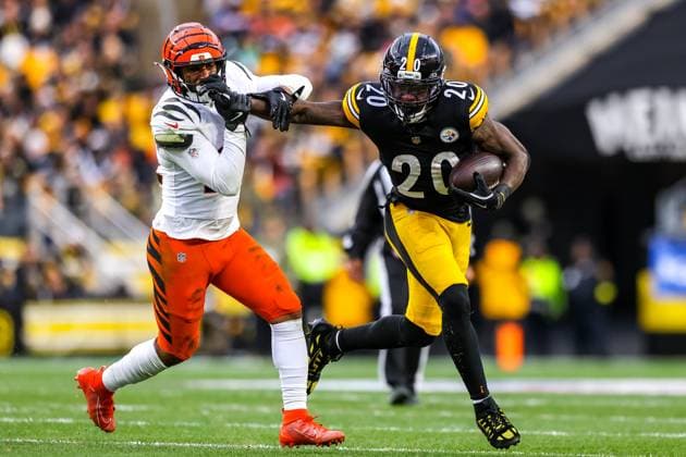 November 16, 2025, Pittsburgh, Pennsylvania, USA: Pittsburgh Steelers running back KALEB JOHNSON (20) gets called for a facemask on Cincinnati Bengals safety GENO STONE (22) during the NFL, American Football Herren, USA football game between the Pittsburgh Steelers and the Cincinnati Bengals at Acrisure Stadium in Pittsburgh, Pennsylvania. Pittsburgh USA - ZUMAg257 20251116_zsp_g257_063 Copyright: xBrentxGudenschwagerx