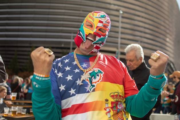 November 16, 2025, Madrid, Spain: A Miami Dolphins fan seen during the pre-game coverage of the NFL, American Football Herren, USA game played at the Santiago Bernabeu Stadium between Miami Dolphins and Washington Commanders. Madrid Spain - ZUMAs197 20251116_aab_s197_020 Copyright: xDavidxCanalesx