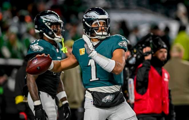 November 16, 2025, Philadelphia, Pa, USA: Quaterback Jalen Hurts warms up before the NFL, American Football Herren, USA football matchup between the Detroit Lions and the Philadelphia Eagles at Lincoln Financial Field in Philadelphia, Pennsylvania on November 16, 2025. Cal Media Philadelphia USA - ZUMAcs17 20251116_faf_cs17_001 Copyright: xScottxSeriox
