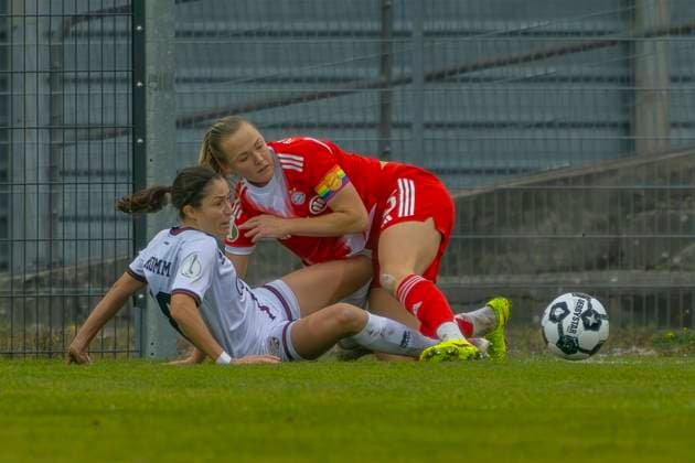 Ingolstadt, Germany 16 November 2025 DFB Pokal Women 1 8 Final 2025 2026 FC Ingolstadt 04 vs FC Bayern Munich Pictured from left in a duel Annika Kömm Koemm FCI and Magdalena Eriksson FCB ESV Stadion Bayern Copyright: xFotostandx xSchäferx