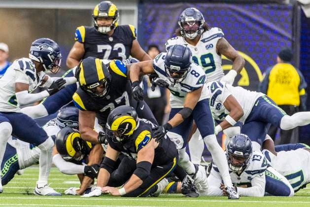 November 16, 2025, Los Angeles, California, USA: Los Angeles Rams and Seattle Seahawks players scramble during an NFL, American Football Herren, USA preseason football game at SoFi Stadium Sunday Nov. 16, 2025, in Inglewood, Calif. Los Angeles USA - ZUMAc68_ 20251116_zaf_c68_015 Copyright: xRingoxChiux