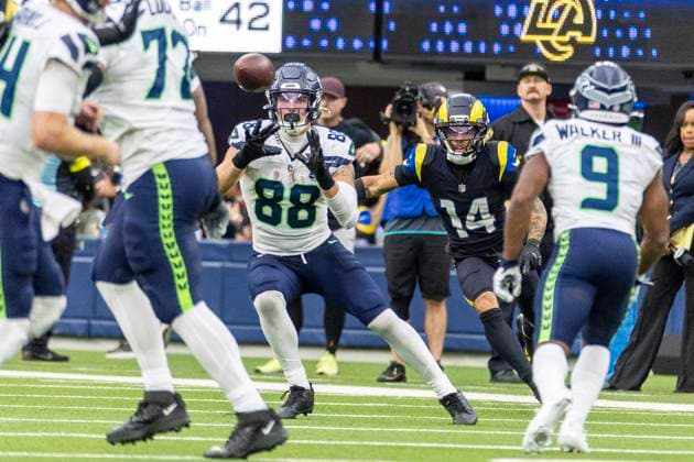 November 16, 2025, Los Angeles, California, USA: Seattle Seahawks tight end AJ Barner (88) catches a pass while defended by Los Angeles Rams cornerback Cobie Durant (14) during an NFL, American Football Herren, USA preseason football game at SoFi Stadium Sunday Nov. 16, 2025, in Inglewood, Calif. Los Angeles USA - ZUMAc68_ 20251116_zaf_c68_031 Copyright: xRingoxChiux