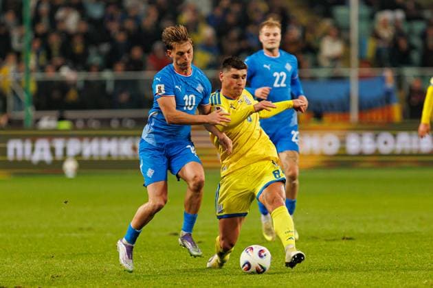 Albert Gudmundsson and Ruslan Malinovskyi seen during World Cup 2026 European qualification game between national teams of Ukraine and Iceland (Ernest Kolodziej Ball Raw Images) Warsaw Polish Army Stadium Poland Copyright: xErnestxKolodziejx ernestkolodziej_ukraine_iceland_2526-087