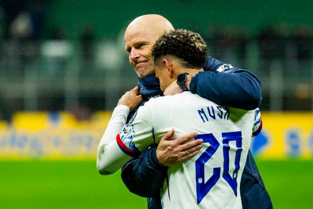 Football, World Cup qualification Italy Norway Milan, Italy 20251116 Norway national team manager Stale Solbakken gives Antonio Nusa a hug after the World Cup qualifying match in football between Norway and Italy at San Siro Photo Fredrik Varfjell NTB Milano Italy EDITORIAL USE ONLY RESTRICTED USE FOR BETTING COMPANIES  Copyright: xFredrikxVarfjellx xNTBx