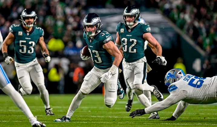NFL, American Football Herren, USA 2025: Lions V Eagles NOV 16 November 16, 2025, Philadelphia, Pa, USA: Philadelphia Eagles cornerback Cooper DeJean (33) runs the ball during the NFL football matchup between the Detroit Lions and the Philadelphia Eagles at Lincoln Financial Field in Philadelphia, Pennsylvania on November 16, 2025. Scott Serio Cal Media(Credit Image: Scott Serio Cal Sport Media) Philadelphia Pa USA EDITORIAL USE ONLY Copyright: xx ZUMA-20251116_faf_cs17_013.jpg ScottxSeriox csmphotothree444274