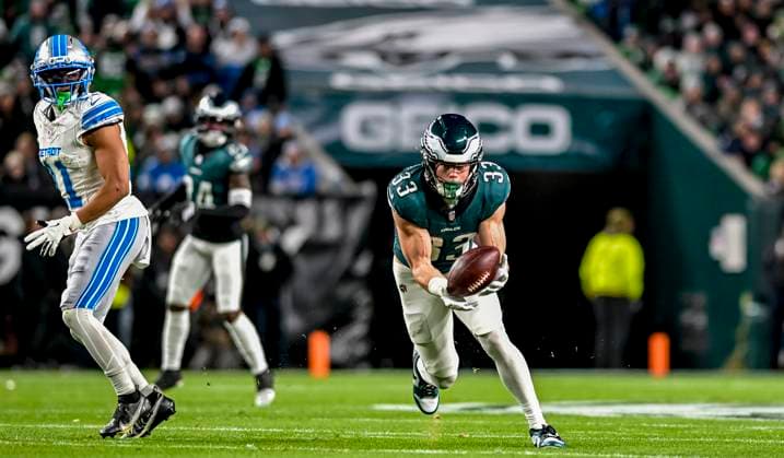 November 16, 2025, Philadelphia, Pa, USA: Philadelphia Eagles cornerback Cooper DeJean (33) makes a catch during the NFL, American Football Herren, USA football matchup between the Detroit Lions and the Philadelphia Eagles at Lincoln Financial Field in Philadelphia, Pennsylvania on November 16, 2025. Cal Media Philadelphia USA - ZUMAcs17 20251116_faf_cs17_015 Copyright: xScottxSeriox