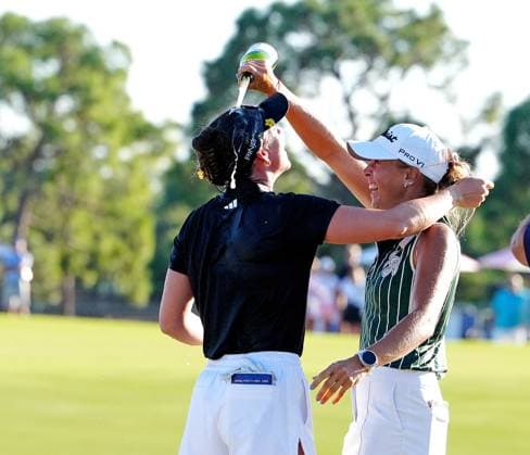 BELLEAIR, FL - NOVEMBER 16: LPGA, Golf Damen golfer Pauline Roussin-Bouchard pours champagne over the head of Linn Grant after she won The Annika driven by Gainbridge at Pelican on November 16, 2025, at the Pelican Golf Club in Belleair, Florida. (Photo by Brian Spurlock Icon Sportswire). GOLF: NOV 16 LPGA The ANNIKA EDITORIAL USE ONLY Icon251116126