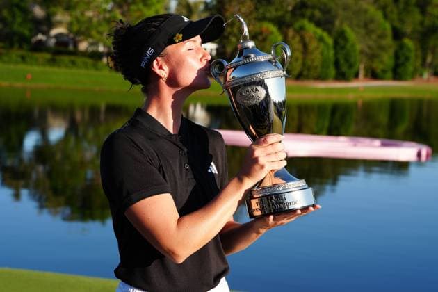BELLEAIR, FL - NOVEMBER 16: LPGA, Golf Damen player Linn Grant kisses the trophy after winning The Annika driven by Gainbridge at Pelican on November 16, 2025, at the Pelican Golf Club in Belleair, Florida. (Photo by Brian Spurlock Icon Sportswire). GOLF: NOV 16 LPGA The ANNIKA EDITORIAL USE ONLY Icon251116106