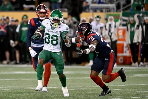 November 16, 2025, Winnipeg, Mb, CANADA: Saskatchewan Roughriders Dohnte Meyers (88) runs the ball under pressure from Montreal Alouettes Robert Kennedy III (31) during first half CFL football action at the 112th Grey Cup, in Winnipeg on Sunday, Nov. 16, 2025. Canada News - November 16, 2025  - ZUMAc35_ 20251116_zaf_c35_093 Copyright: xFredxGreensladex