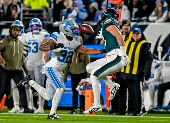 NFL, American Football Herren, USA 2025: Lions V Eagles NOV 16 November 16, 2025, Philadelphia, Pa, USA: Philadelphia Eagles tight end Dallas Goedert (88) reaches behind himself to catch a pass unsuccessfully during the NFL football matchup between the Detroit Lions and the Philadelphia Eagles at Lincoln Financial Field in Philadelphia, Pennsylvania on November 16, 2025. Scott Serio Cal Media(Credit Image: Scott Serio Cal Sport Media) Philadelphia Pa USA EDITORIAL USE ONLY Copyright: xx ZUMA-20251116_faf_cs17_031.jpg ScottxSeriox csmphotothree444286