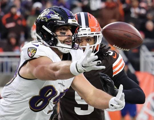 Baltimore Ravens Mark Andrews (89) is unable to make a catch while defended by Cleveland Browns defender Grand Delpit (9) in the first quarter at Huntington Bank Field in Cleveland, Ohio on Sunday November 16, 2025.  CLE20251116115r AARONxJOSEFCZYK