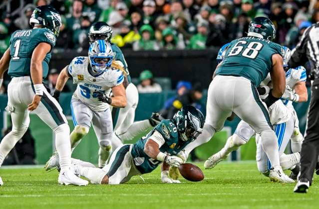 November 16, 2025, Philadelphia, Pa, USA: Philadelphia Eagles running back Saquon Barkley (26) recovers his own fumble during the NFL, American Football Herren, USA football matchup between the Detroit Lions and the Philadelphia Eagles at Lincoln Financial Field in Philadelphia, Pennsylvania on November 16, 2025. Cal Media Philadelphia USA - ZUMAcs17 20251116_faf_cs17_046 Copyright: xScottxSeriox