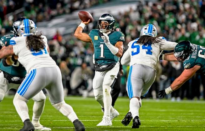 NFL, American Football Herren, USA 2025: Lions V Eagles NOV 16 November 16, 2025, Philadelphia, Pa, USA: Philadelphia Eagles quarterback Jalen Hurts (1) makes a pass during the NFL football matchup between the Detroit Lions and the Philadelphia Eagles at Lincoln Financial Field in Philadelphia, Pennsylvania on November 16, 2025. Scott Serio Cal Media(Credit Image: Scott Serio Cal Sport Media) Philadelphia Pa USA EDITORIAL USE ONLY Copyright: xx ZUMA-20251116_faf_cs17_044.jpg ScottxSeriox csmphotothree444299