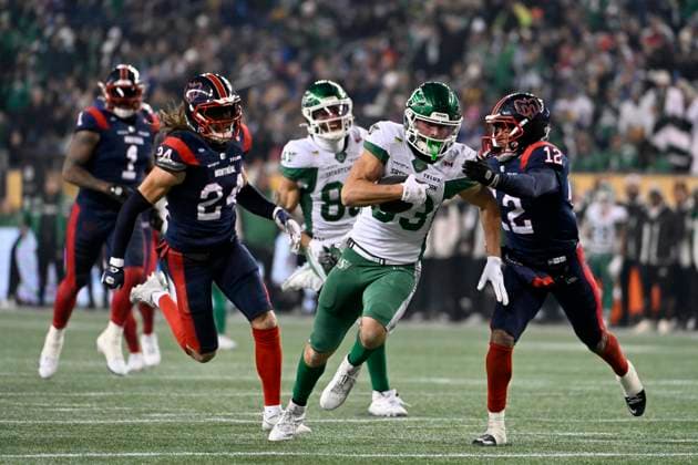 November 16, 2025, Winnipeg, Mb, CANADA: Saskatchewan Roughriders Tommy Nield (83) makes a deep run under pressure from Montreal Alouettes Najee Murray (12) during second half CFL football action at the 112th Grey Cup, in Winnipeg on Sunday, Nov. 16, 2025. Canada News - November 16, 2025  - ZUMAc35_ 20251116_zaf_c35_122 Copyright: xFredxGreensladex