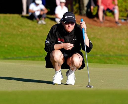 BELLEAIR, FL - NOVEMBER 16: LPGA, Golf Damen golfer Charley Hull lines up her putt on the 18th hole during the final round of The Annika driven by Gainbridge at Pelican on November 16, 2025, at the Pelican Golf Club in Belleair, Florida. (Photo by Brian Spurlock Icon Sportswire). GOLF: NOV 16 LPGA The ANNIKA EDITORIAL USE ONLY Icon251116154