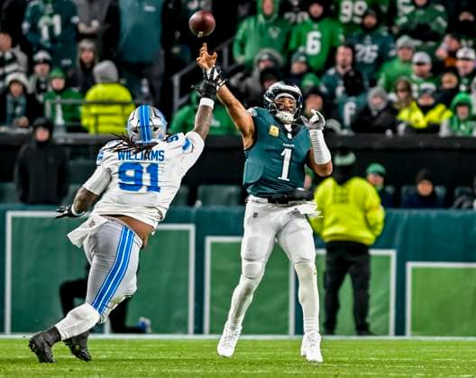 NFL, American Football Herren, USA 2025: Lions V Eagles NOV 16 November 16, 2025, Philadelphia, Pa, USA: Philadelphia Eagles quarterback Jalen Hurts (1) makes a pass during the NFL football matchup between the Detroit Lions and the Philadelphia Eagles at Lincoln Financial Field in Philadelphia, Pennsylvania on November 16, 2025. Scott Serio Cal Media(Credit Image: Scott Serio Cal Sport Media) Philadelphia Pa USA EDITORIAL USE ONLY Copyright: xx ZUMA-20251116_faf_cs17_049.jpg ScottxSeriox csmphotothree444304