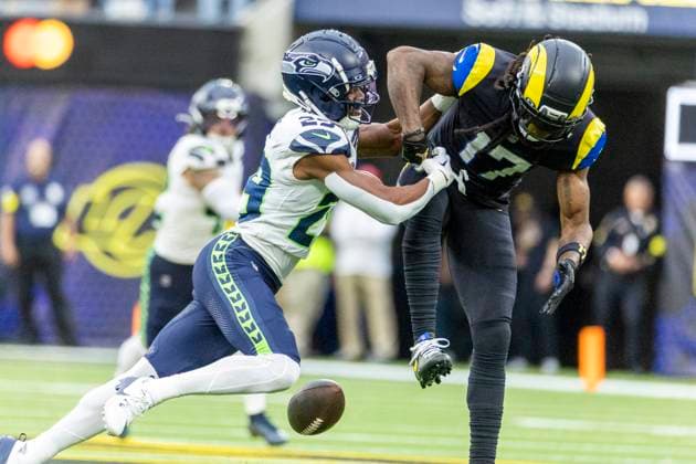NFL, American Football Herren, USA 2025: Los Angeles Rams 21:19 Seattle Seahawks Los Angeles Rams wide receiver Davante Adams (17) fails to catch a pass under pressure from Seattle Seahawks cornerback Josh Jobe (29) during an NFL preseason football game at SoFi Stadium Los Angeles United States Copyright: xRingoxChiux xSOPAxImagesx 20251116RC.Rams027