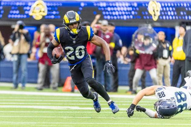 November 16, 2025, Los Angeles, California, United States: Los Angeles Rams cornerback Kamren Kinchens (26) escapes a tackle-attempt by Seattle Seahawks tight end AJ Barner (88) during an NFL, American Football Herren, USA preseason football game at SoFi Stadium Los Angeles United States - ZUMAs197 20251116_aaa_s197_358 Copyright: xRingoxChiux