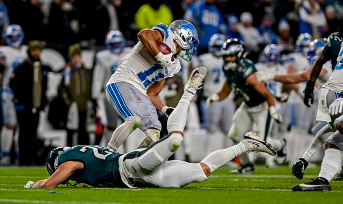 NFL, American Football Herren, USA 2025: Lions V Eagles NOV 16 November 16, 2025, Philadelphia, Pa, USA: Philadelphia Eagles running back Will Shipley (28) misses Detroit Lions wide receiver Kalif Raymond (11) for a tackle on ount return during the NFL football matchup between the Detroit Lions and the Philadelphia Eagles at Lincoln Financial Field in Philadelphia, Pennsylvania on November 16, 2025. Scott Serio Cal Media(Credit Image: Scott Serio Cal Sport Media) Philadelphia Pa USA EDITORIAL USE ONLY Copyright: xx ZUMA-20251116_faf_cs17_055.jpg ScottxSeriox csmphotothree444314