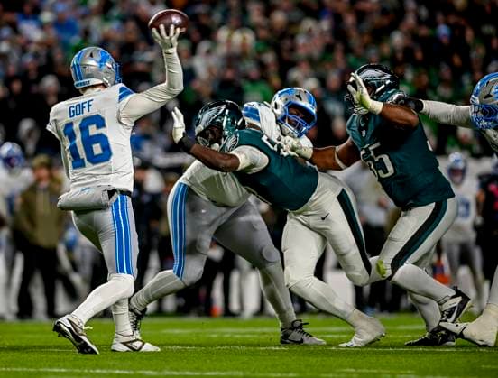 November 16, 2025, Philadelphia, Pa, USA: Philadelphia Eagles linebacker Jalyx Hunt (58) and Philadelphia Eagles defensive end Brandon Graham (55) pressure Detroit Lions quarterback Jared Goff (16) on a pass during the NFL, American Football Herren, USA football matchup between the Detroit Lions and the Philadelphia Eagles at Lincoln Financial Field in Philadelphia, Pennsylvania on November 16, 2025. Cal Media Philadelphia USA - ZUMAcs17 20251116_faf_cs17_058 Copyright: xScottxSeriox