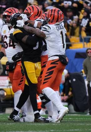 Nov 16, 2025: Ja Marr Chase 1 and Jalen Ramsey 5 battle each other during the 2025 Steelers vs Bengals game in Pittsburgh, PA. CSM Pittsburgh USA - ZUMAcp5_ 20251116_faf_cp5_021 Copyright: xJasonxPohuskix
