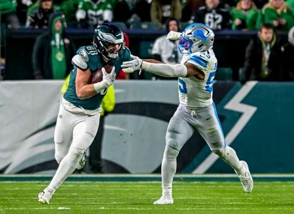 NFL, American Football Herren, USA 2025: Lions V Eagles NOV 16 November 16, 2025, Philadelphia, Pa, USA: Philadelphia Eagles tight end Dallas Goedert (88) runs away from Detroit Lions linebacker Derrick Barnes (55) after a catch during the NFL football matchup between the Detroit Lions and the Philadelphia Eagles at Lincoln Financial Field in Philadelphia, Pennsylvania on November 16, 2025. Scott Serio Cal Media(Credit Image: Scott Serio Cal Sport Media) Philadelphia Pa USA EDITORIAL USE ONLY Copyright: xx ZUMA-20251116_faf_cs17_071.jpg ScottxSeriox csmphotothree444448