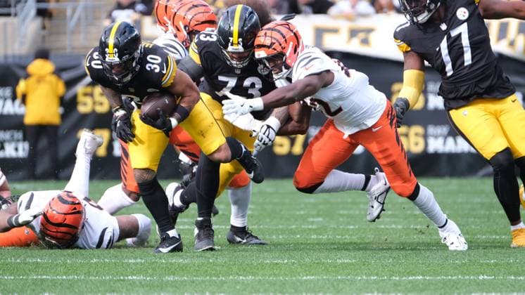 NFL, American Football Herren, USA 2025: Steelers Vs Bengals NOV 16 Nov 16, 2025: Jaylen Warren 30 during the 2025 Steelers vs Bengals game in Pittsburgh, PA. Jason Pohuski CSM(Credit Image: Â Jason Pohuski Cal Media) Pittsburgh Pa USA EDITORIAL USE ONLY Copyright: xx ZUMA-20251116_faf_cp5_241.jpg JasonxPohuskix csmphotothree444523