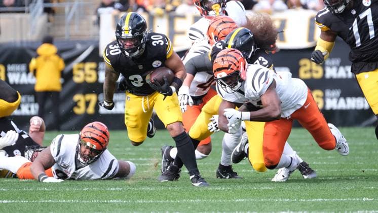 NFL, American Football Herren, USA 2025: Steelers Vs Bengals NOV 16 Nov 16, 2025: Jaylen Warren 30 during the 2025 Steelers vs Bengals game in Pittsburgh, PA. Jason Pohuski CSM(Credit Image: Â Jason Pohuski Cal Media) Pittsburgh Pa USA EDITORIAL USE ONLY Copyright: xx ZUMA-20251116_faf_cp5_252.jpg JasonxPohuskix csmphotothree444527