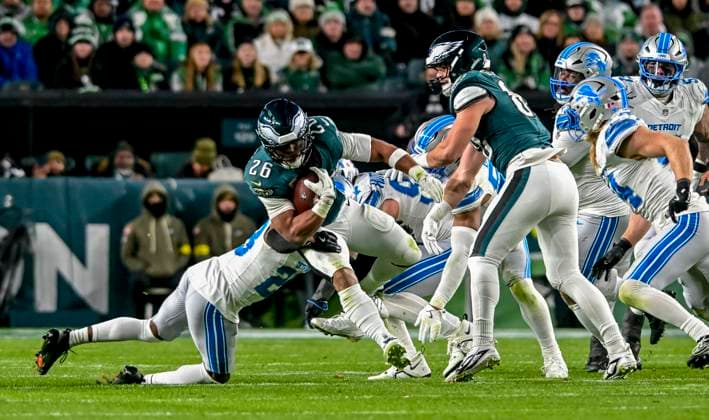 November 16, 2025, Philadelphia, Pa, USA: Philadelphia Eagles running back Saquon Barkley (26) runs the ball during the NFL, American Football Herren, USA football matchup between the Detroit Lions and the Philadelphia Eagles at Lincoln Financial Field in Philadelphia, Pennsylvania on November 16, 2025. Cal Media Philadelphia USA - ZUMAcs17 20251116_faf_cs17_068 Copyright: xScottxSeriox
