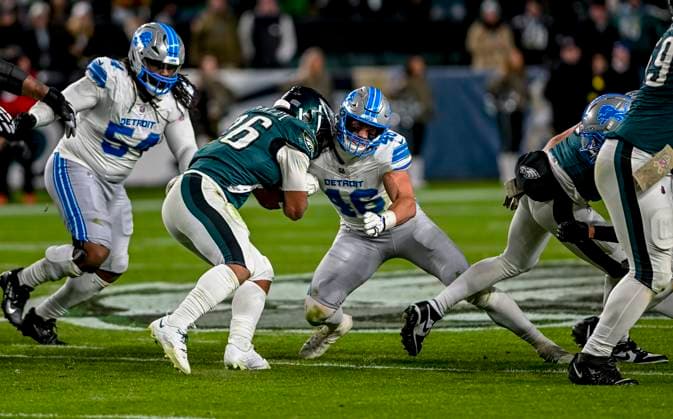 November 16, 2025, Philadelphia, Pa, USA: Philadelphia Eagles running back Saquon Barkley (26) hit by Detroit Lions linebacker Jack Campbell (46) at the line of scrimmage during the NFL, American Football Herren, USA football matchup between the Detroit Lions and the Philadelphia Eagles at Lincoln Financial Field in Philadelphia, Pennsylvania on November 16, 2025. Cal Media Philadelphia USA - ZUMAcs17 20251116_faf_cs17_076 Copyright: xScottxSeriox