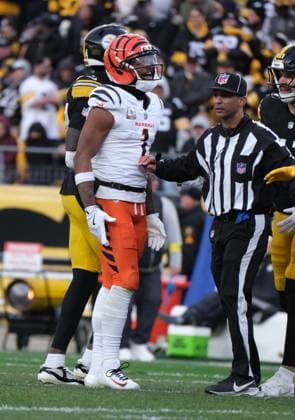 Nov 16, 2025: Ja Marr Chase 1 and Jalen Ramsey 5 battle each other during the 2025 Steelers vs Bengals game in Pittsburgh, PA. CSM Pittsburgh USA - ZUMAcp5_ 20251116_faf_cp5_388 Copyright: xJasonxPohuskix