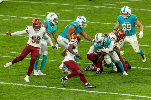 De Von Achane (Miami Dolphins, 28) runs with the ball, Miami Dolphins vs Washington Commanders, American Football, National Football League, Season 2025, Week 11, 16.11.2025, Madrid Estadio Bernabeu Spain Copyright: xFootxBowl ThomasxMummertx