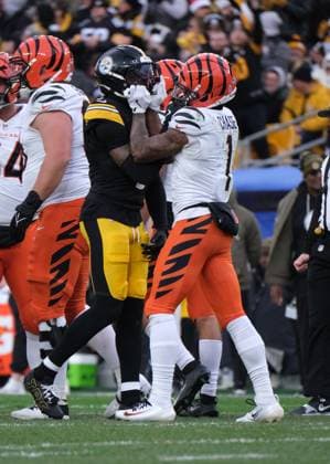 Nov 16, 2025: Ja Marr Chase 1 and Jalen Ramsey 5 battle each other during the 2025 Steelers vs Bengals game in Pittsburgh, PA. CSM Pittsburgh USA - ZUMAcp5_ 20251116_faf_cp5_449 Copyright: xJasonxPohuskix