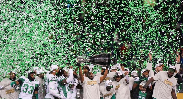 November 16, 2025, Winnipeg, Mb, CANADA: Saskatchewan Roughriders celebrate their win over the Montreal Alouettes in the 112th CFL Grey Cup, in Winnipeg on Sunday, Nov. 16, 2025. Canada News - November 16, 2025  - ZUMAc35_ 20251116_zaf_c35_161 Copyright: xDarrylxDyckx
