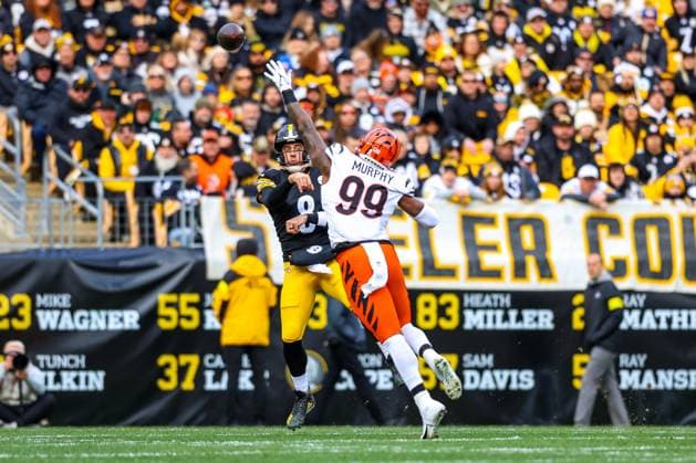 November 16, 2025, Pittsburgh, Pennsylvania, USA: Pittsburgh Steelers quarterback AARON RODGERS (8) throws a pass over the reach of Cincinnati Bengals defensive end MYLES MURPHY (99) during the NFL, American Football Herren, USA football game between the Pittsburgh Steelers and the Cincinnati Bengals at Acrisure Stadium in Pittsburgh, Pennsylvania. Pittsburgh USA - ZUMAg257 20251116_zsp_g257_079 Copyright: xBrentxGudenschwagerx